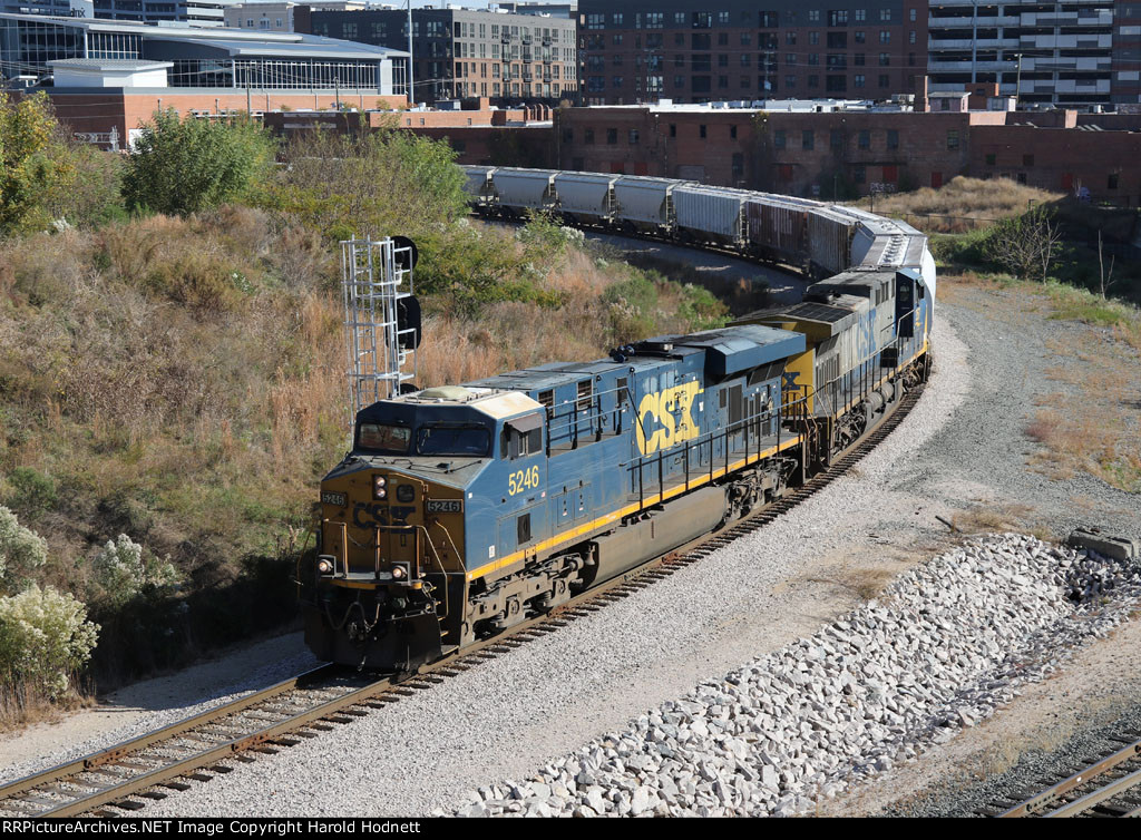 CSX 5246 leads train F741-17 southbound